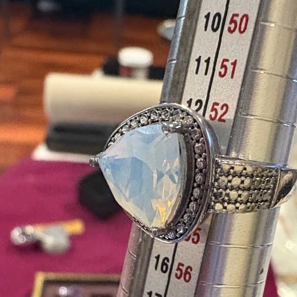 Elegant Silver Opal Ring - Picture 4 of 5